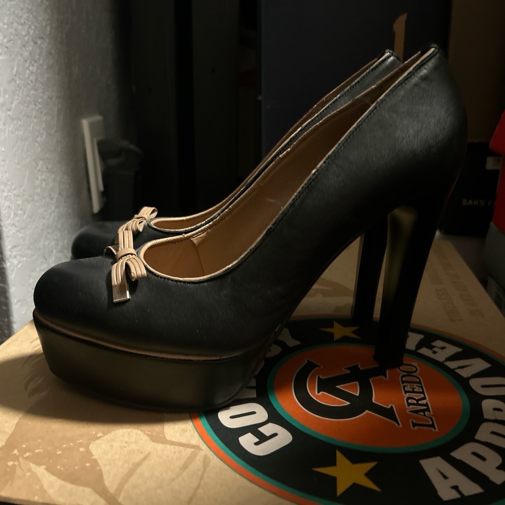 Sophisticated Black and Tan Heels with Bow Detail - Picture 2 of 6
